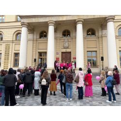 Tłum ludzi stojący przed budynkiem ratusza